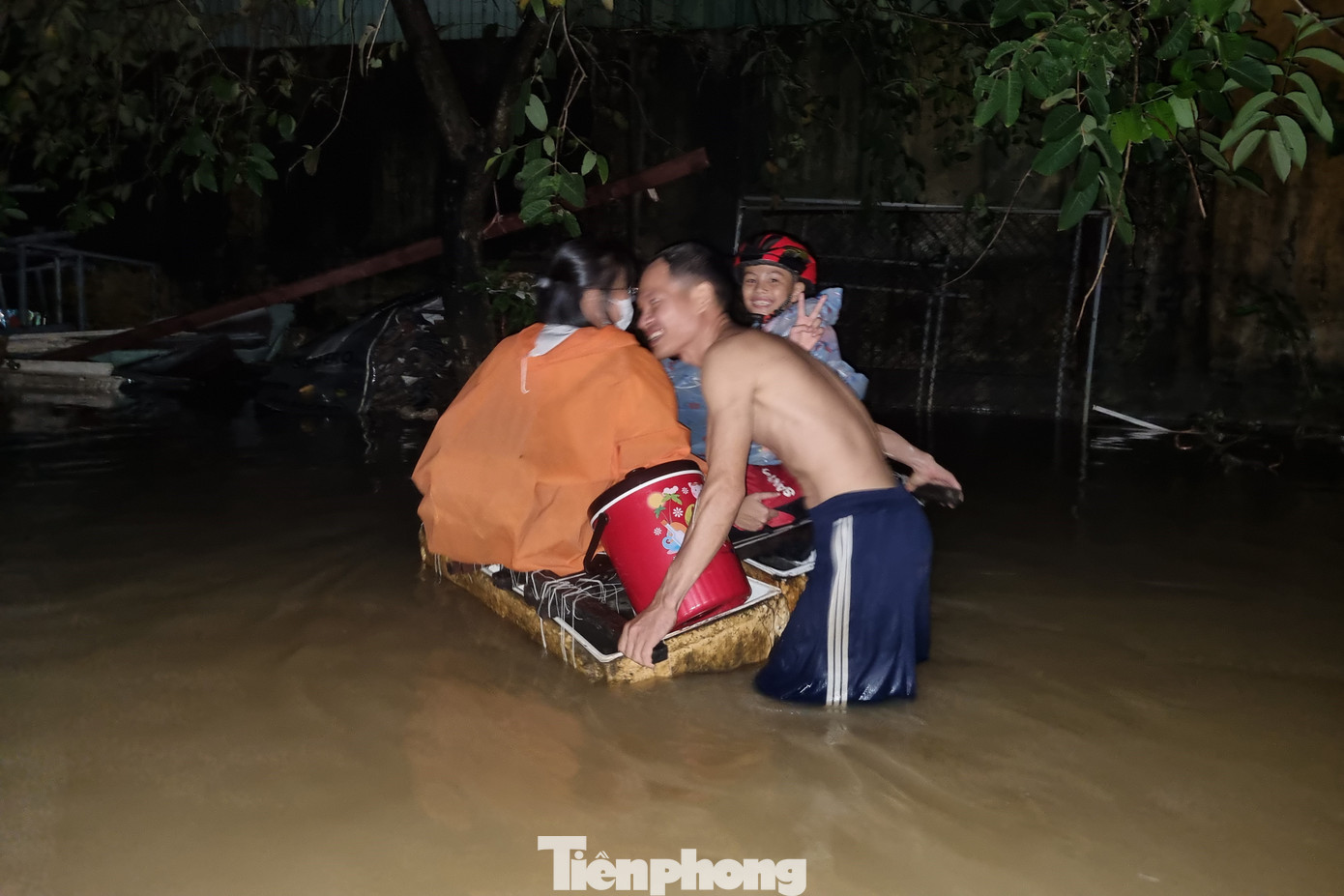 Đêm trong thôn ngập chưa từng thấy- Ảnh 16. Đêm trong thôn ngập chưa từng thấy- Ảnh 16.