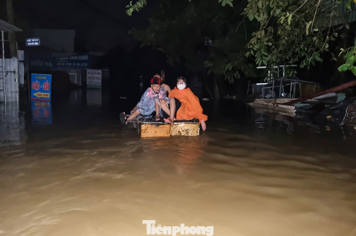 Đêm trong thôn ngập chưa từng thấy- Ảnh 1. Đêm trong thôn ngập chưa từng thấy- Ảnh 1.