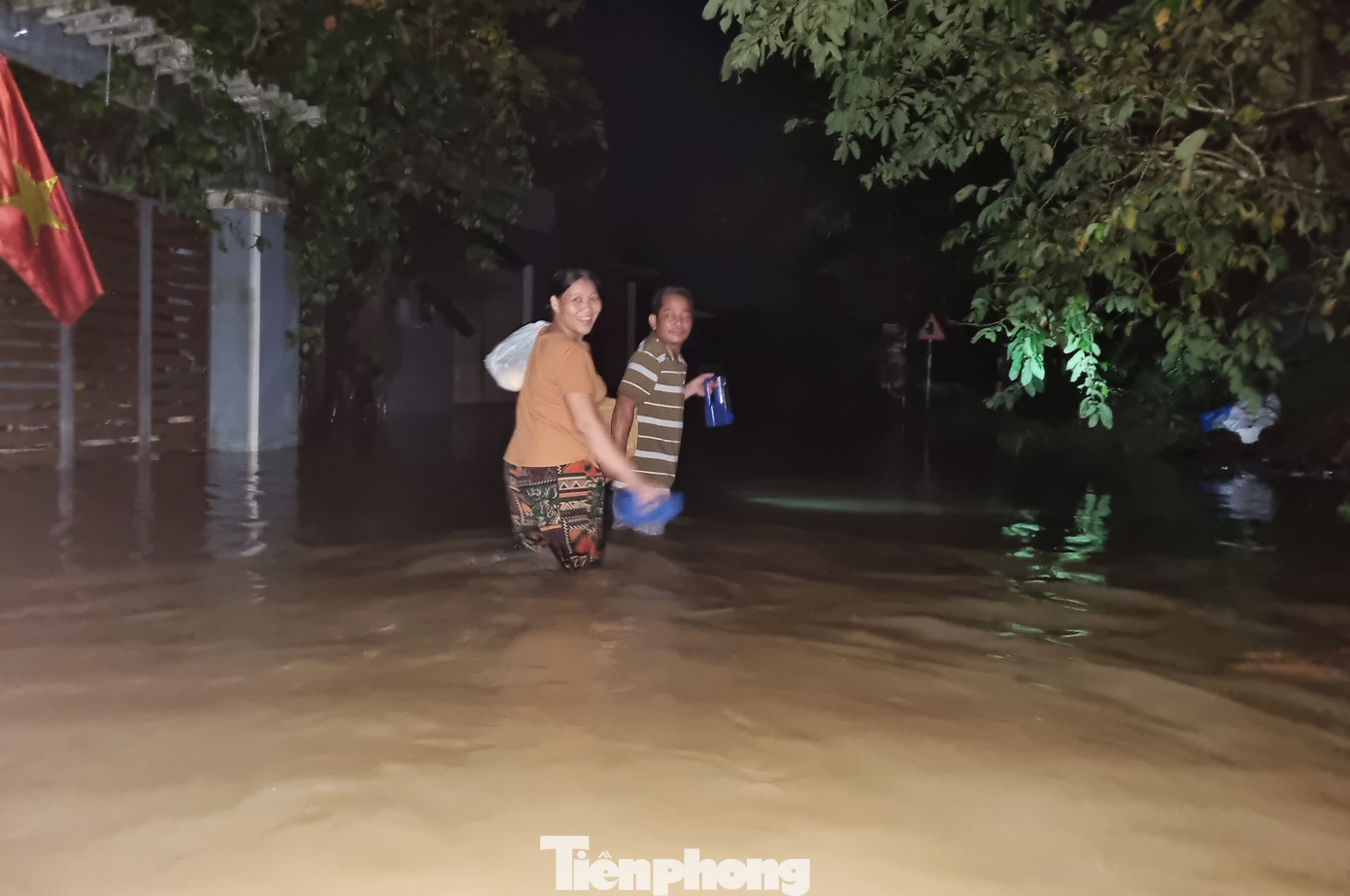 Đêm trong thôn ngập chưa từng thấy- Ảnh 14. Đêm trong thôn ngập chưa từng thấy- Ảnh 14.