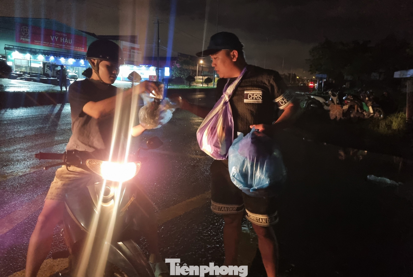 Đêm trong thôn ngập chưa từng thấy- Ảnh 17. Đêm trong thôn ngập chưa từng thấy- Ảnh 17.