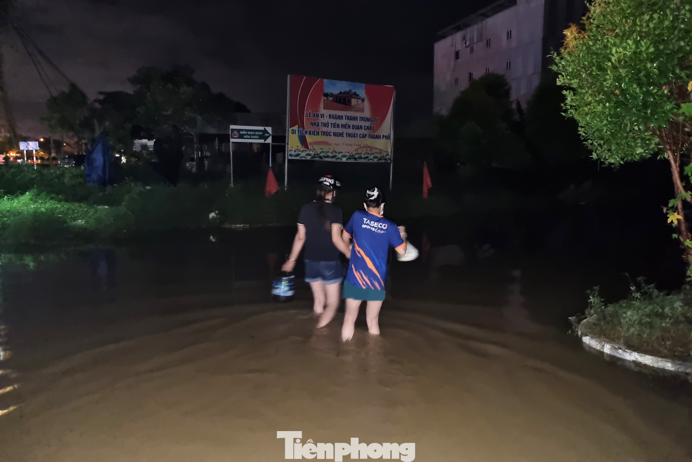 Đêm trong thôn ngập chưa từng thấy- Ảnh 15. Đêm trong thôn ngập chưa từng thấy- Ảnh 15.