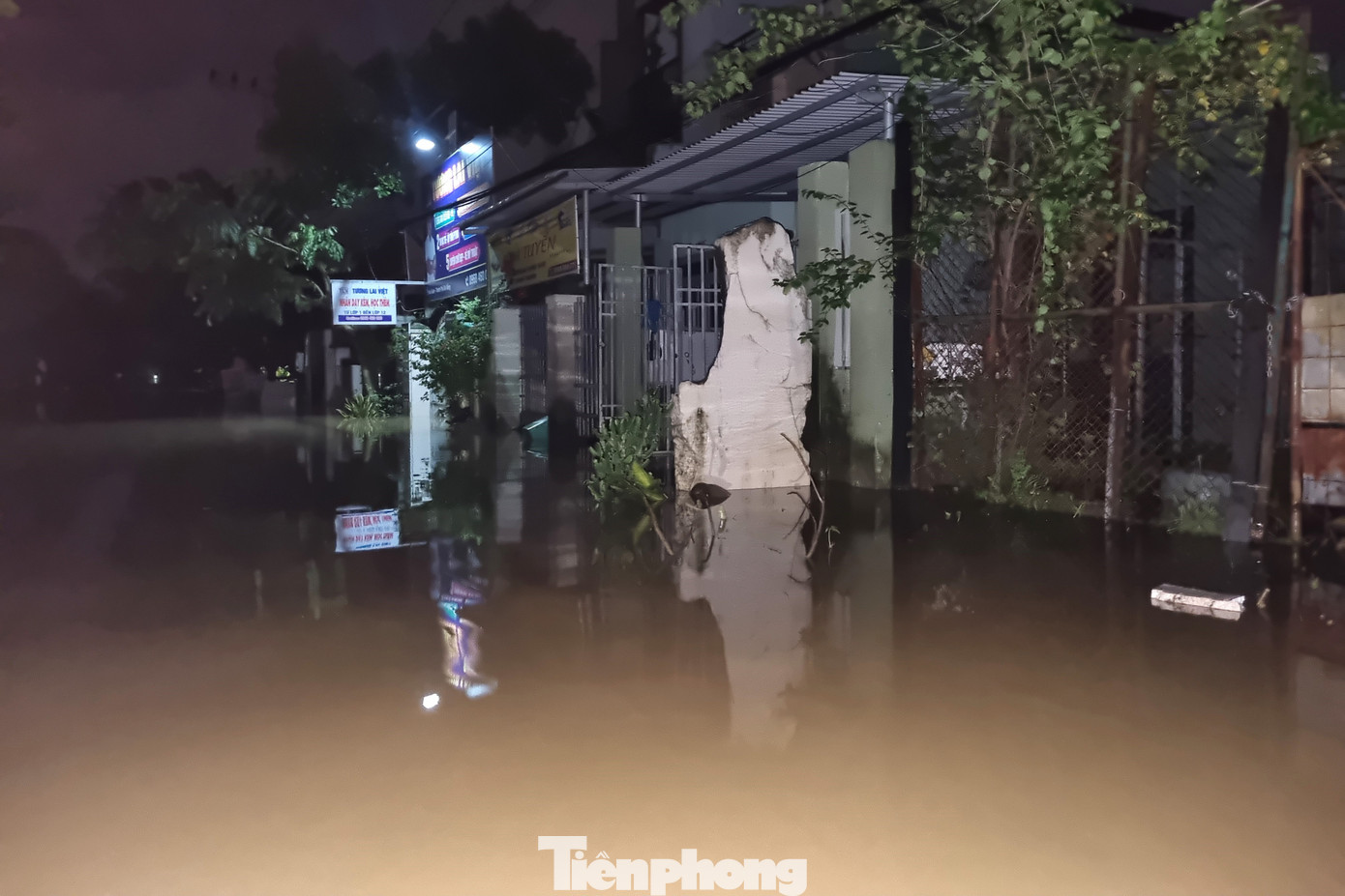 Đêm trong thôn ngập chưa từng thấy- Ảnh 10. Đêm trong thôn ngập chưa từng thấy- Ảnh 10.