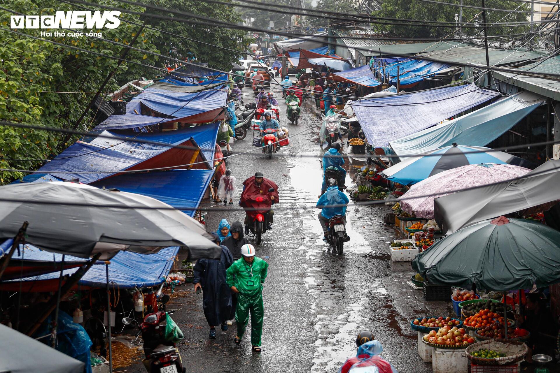 Người Hà Nội vất vả mưu sinh trong ngày mưa phùn, gió lạnh tăng cường- Ảnh 7.