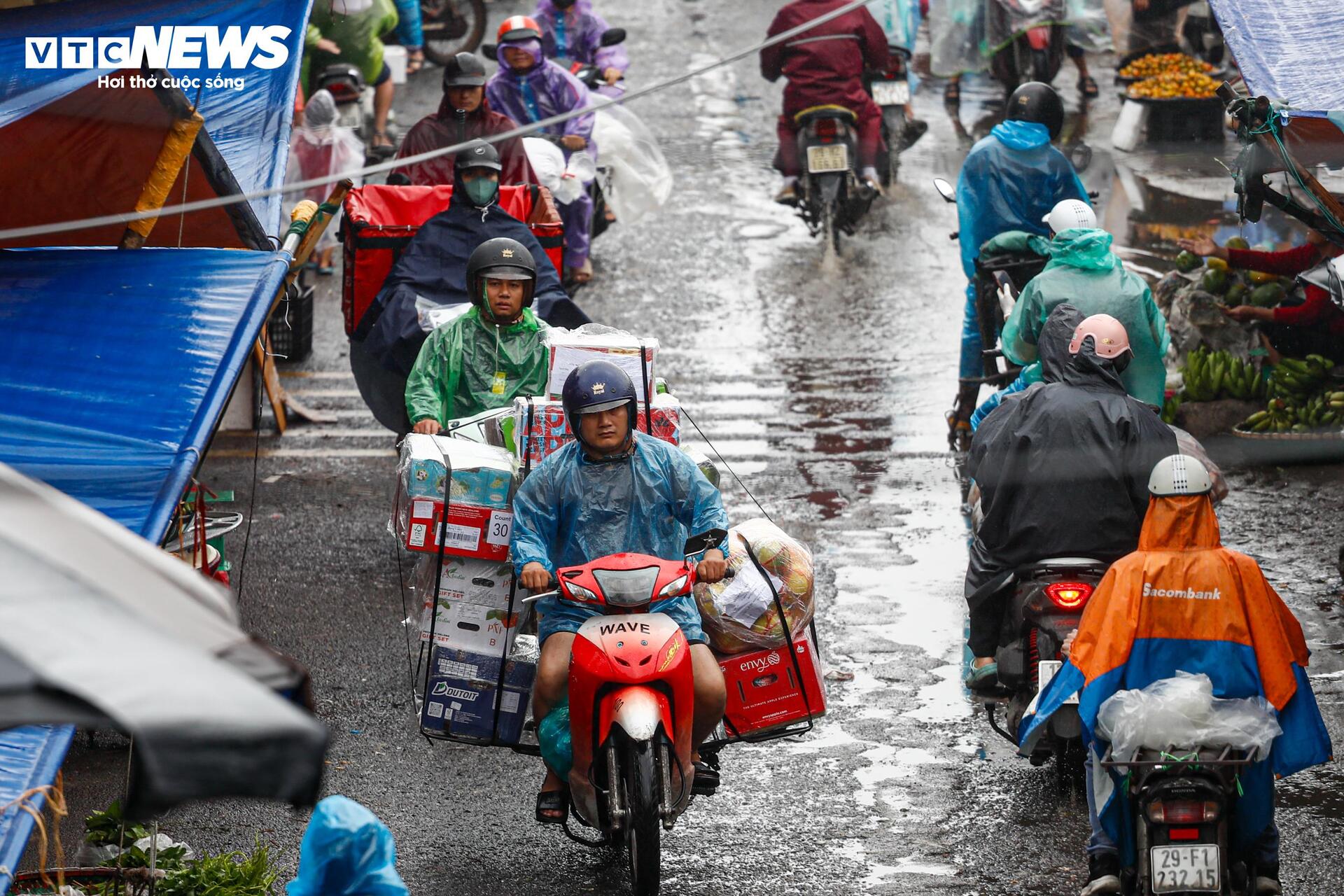 Người Hà Nội vất vả mưu sinh trong ngày mưa phùn, gió lạnh tăng cường- Ảnh 8.