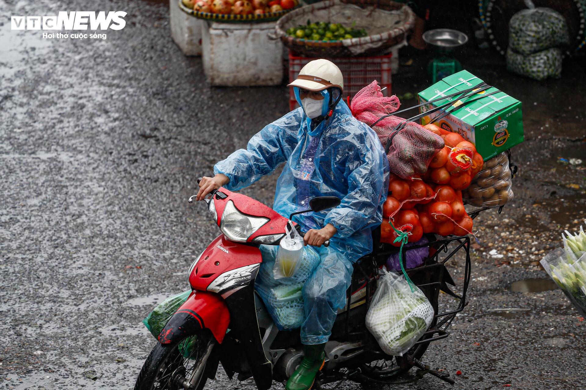 Người Hà Nội vất vả mưu sinh trong ngày mưa phùn, gió lạnh tăng cường- Ảnh 9.