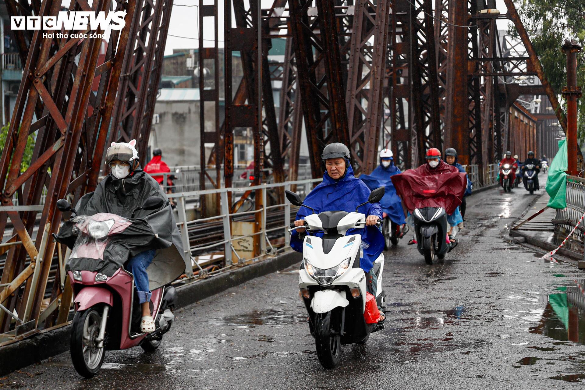 Người Hà Nội vất vả mưu sinh trong ngày mưa phùn, gió lạnh tăng cường- Ảnh 1.