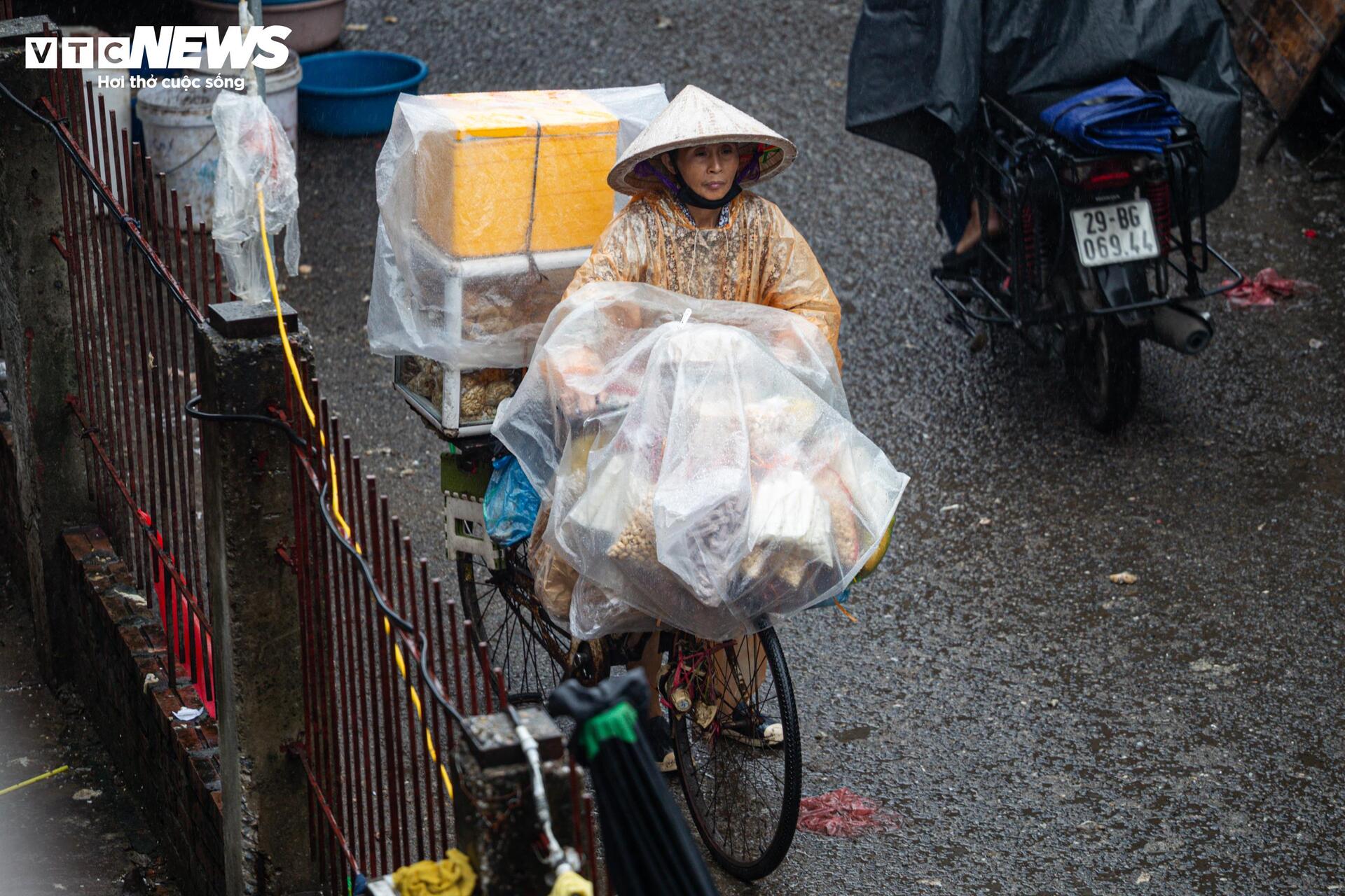 Người Hà Nội vất vả mưu sinh trong ngày mưa phùn, gió lạnh tăng cường- Ảnh 10.