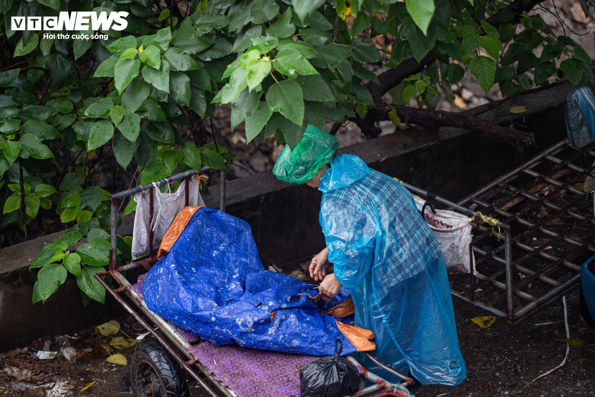 Người Hà Nội vất vả mưu sinh trong ngày mưa phùn, gió lạnh tăng cường- Ảnh 11.