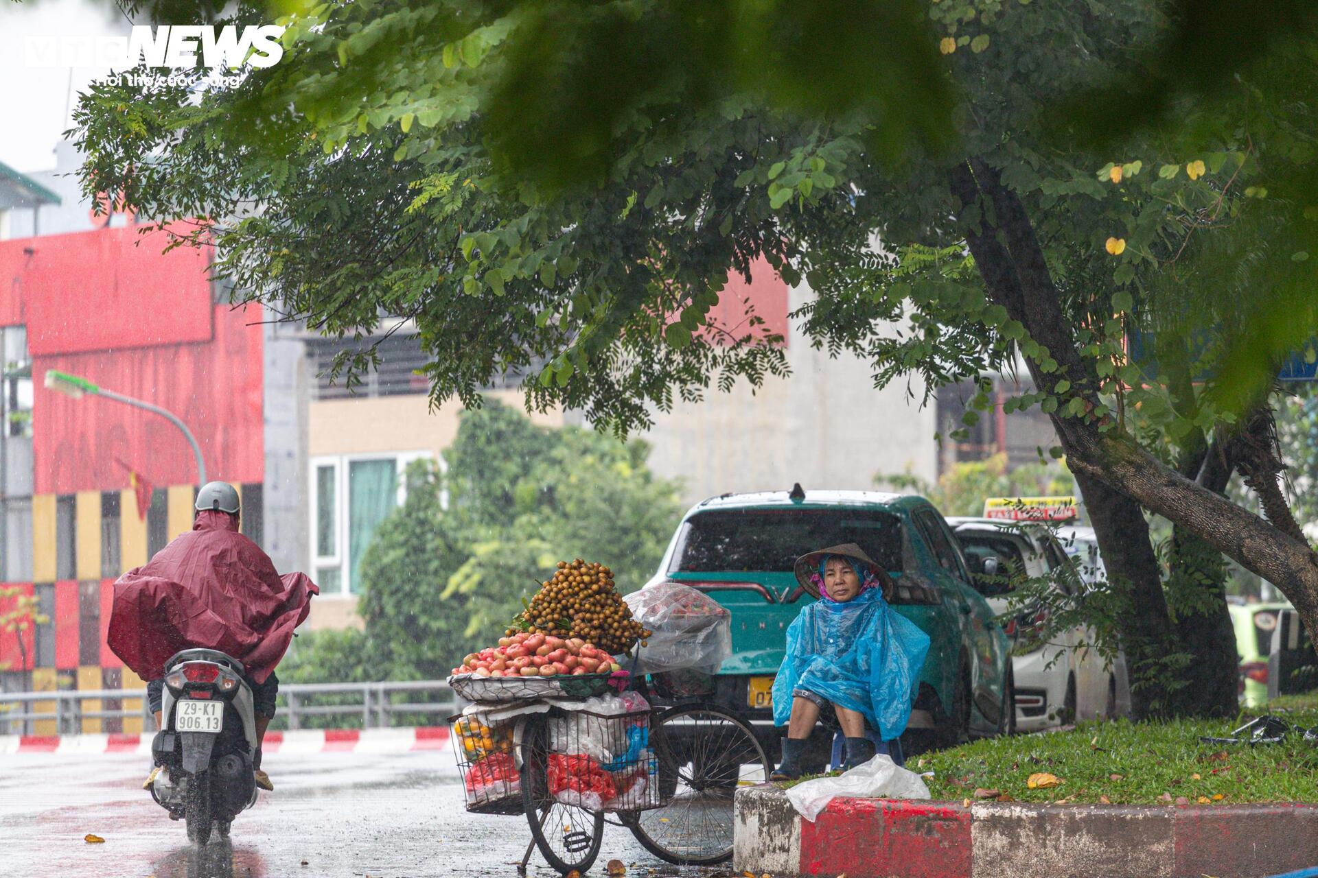 Người Hà Nội vất vả mưu sinh trong ngày mưa phùn, gió lạnh tăng cường- Ảnh 12.