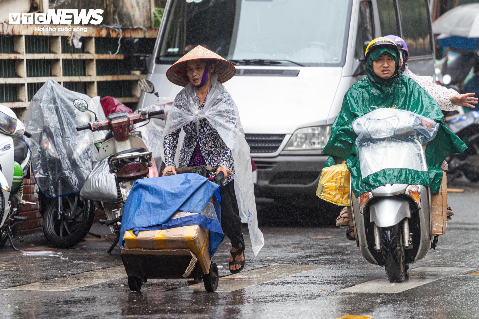 Người Hà Nội vất vả mưu sinh trong ngày mưa phùn, gió lạnh tăng cường- Ảnh 16.