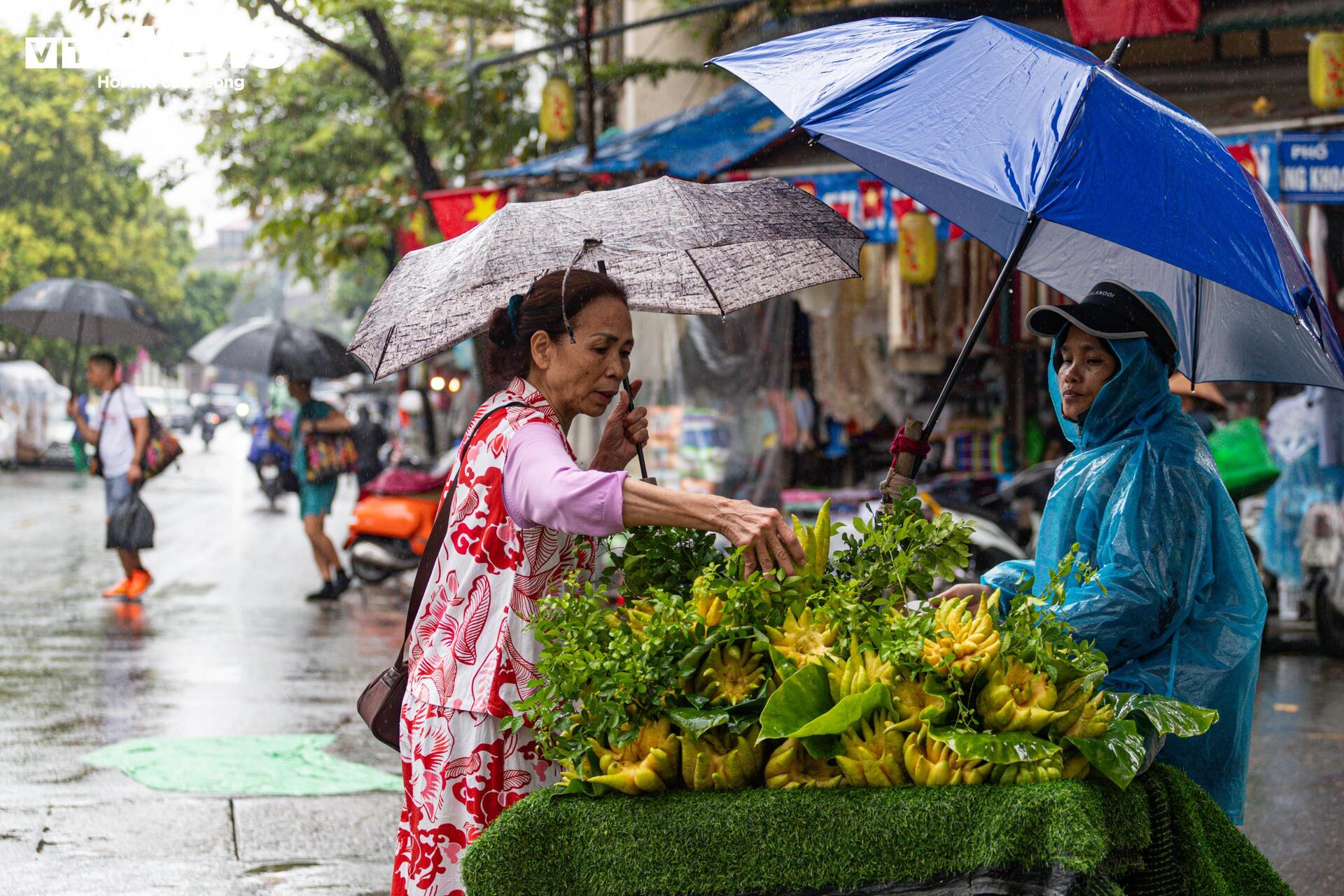 Người Hà Nội vất vả mưu sinh trong ngày mưa phùn, gió lạnh tăng cường- Ảnh 14.