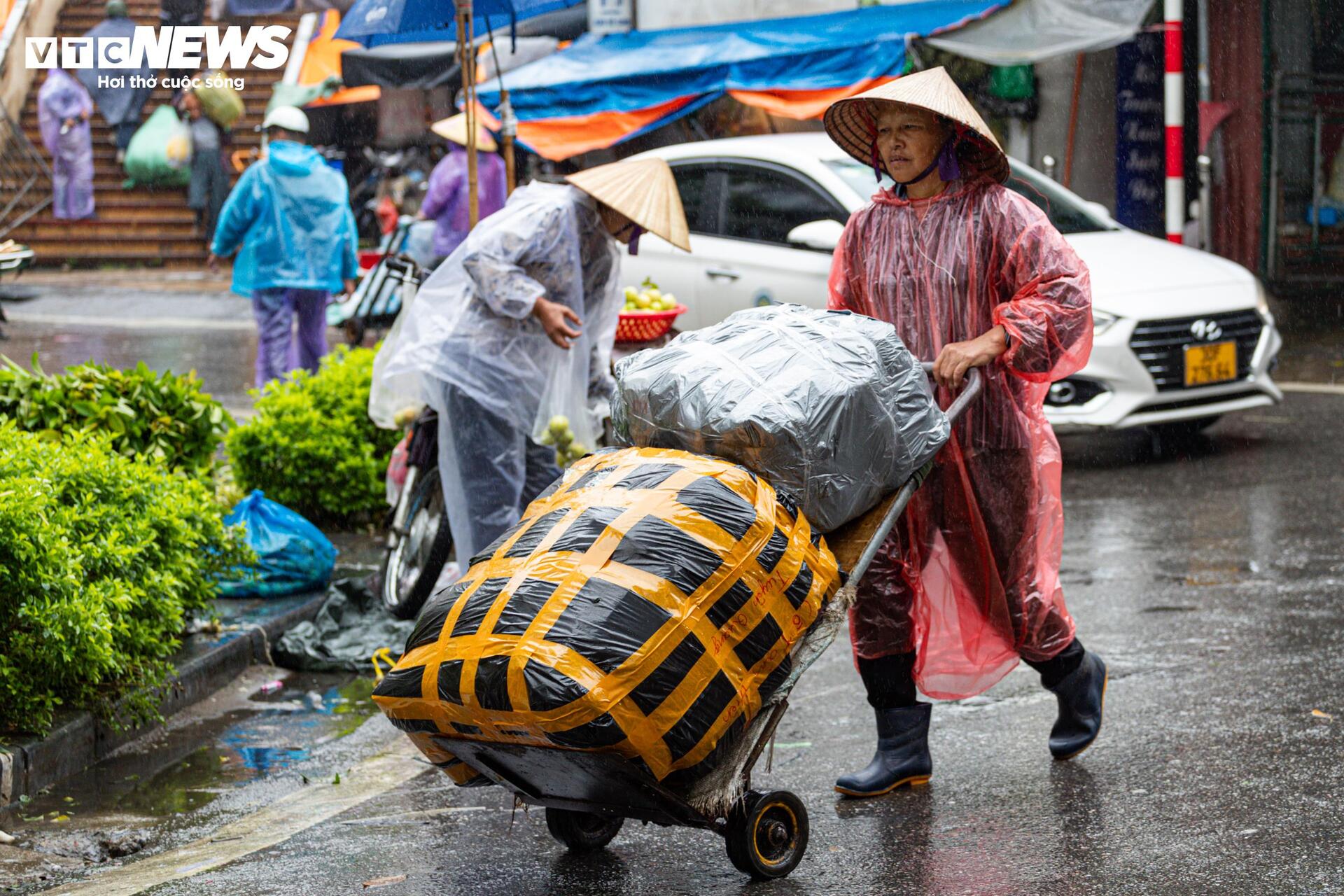 Người Hà Nội vất vả mưu sinh trong ngày mưa phùn, gió lạnh tăng cường- Ảnh 15.