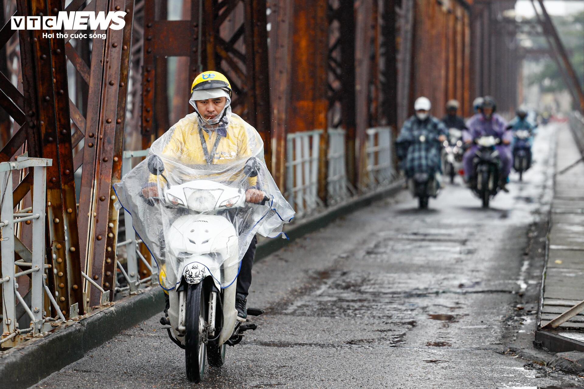 Người Hà Nội vất vả mưu sinh trong ngày mưa phùn, gió lạnh tăng cường- Ảnh 2.