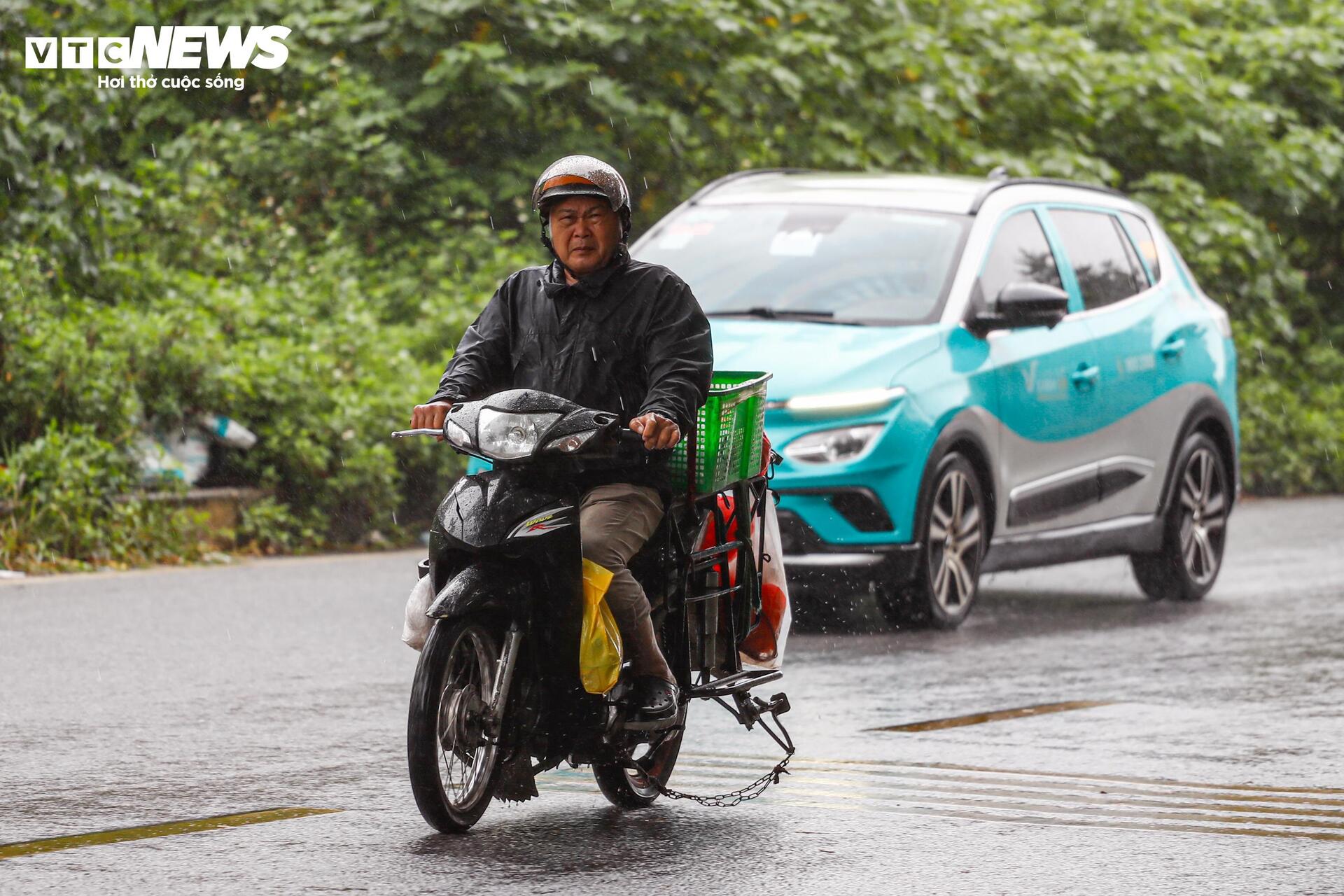 Người Hà Nội vất vả mưu sinh trong ngày mưa phùn, gió lạnh tăng cường- Ảnh 3.