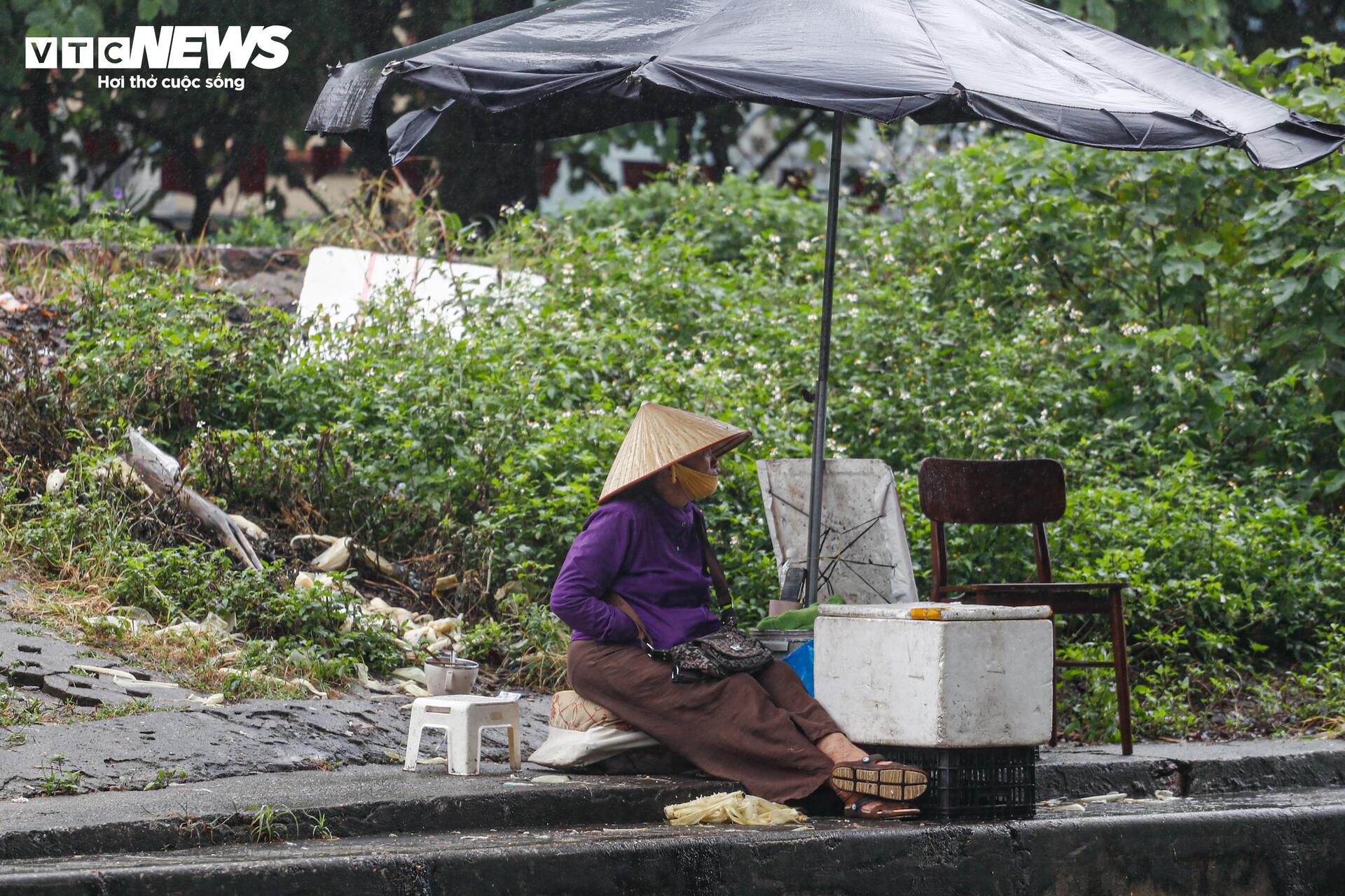 Người Hà Nội vất vả mưu sinh trong ngày mưa phùn, gió lạnh tăng cường- Ảnh 13.