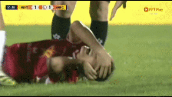 Va chạm với sao nhập tịch Việt Nam, nhà vô địch AFF Cup dính chấn thương đáng sợ, nhập viện gấp- Ảnh 1.