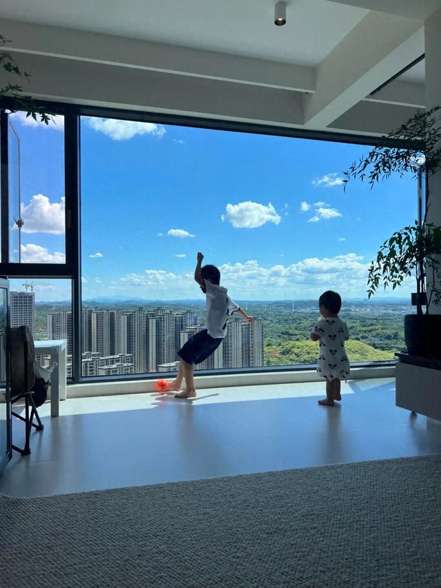 Ban công kính lớn từng được ưa chuộng, nay người dùng ngao ngán than phiền- Ảnh 1.