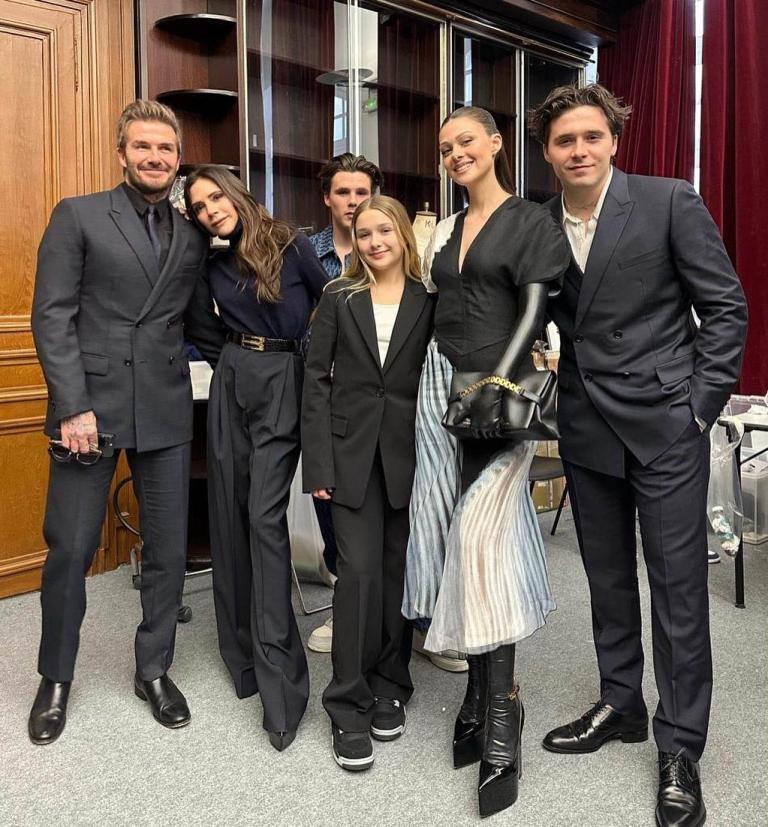 Nhà Beckham kéo nhau đi "trẩy hội" Paris Fashion Week, vợ chồng con cả bất hiếu bị gạt bỏ ê chề- Ảnh 6. Nhà Beckham kéo nhau đi "trẩy hội" Paris Fashion Week, vợ chồng con cả bất hiếu bị gạt bỏ ê chề- Ảnh 6.
