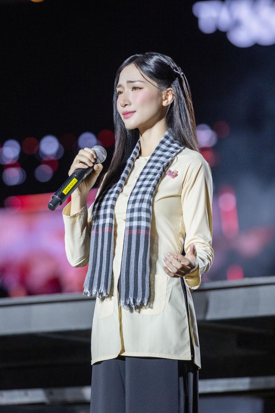 Hoà Minzy buồn vì Còn Gì Đẹp Hơn được khán giả yêu thích hơn ca khúc Nỗi Đau Giữa Hoà Bình do mình thể hiện- Ảnh 4. Hoà Minzy buồn vì Còn Gì Đẹp Hơn được khán giả yêu thích hơn ca khúc Nỗi Đau Giữa Hoà Bình do mình thể hiện- Ảnh 4.
