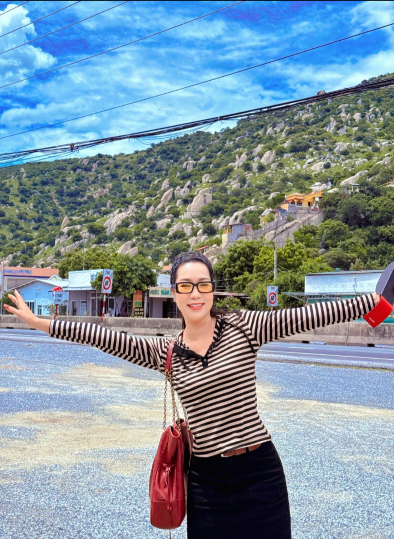 Nữ NSND là Phó Chủ tịch, vừa đỗ lớp Tiến sĩ: Hôn nhân viên mãn, 54 tuổi vẫn trẻ trung, body quyến rũ- Ảnh 6. Nữ NSND là Phó Chủ tịch, vừa đỗ lớp Tiến sĩ: Hôn nhân viên mãn, 54 tuổi vẫn trẻ trung, body quyến rũ- Ảnh 6.