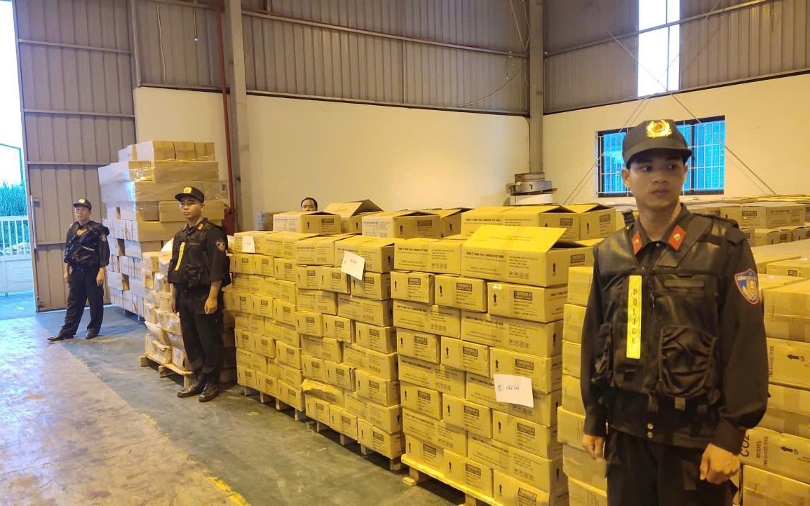 Bắt tạm giam "thầy giáo" Nguyễn Mạnh Tuân- Ảnh 3. Hình ảnh Công an khám xét kho chứa bình chữa cháy giả của công ty TNHH PCCC Tomoken