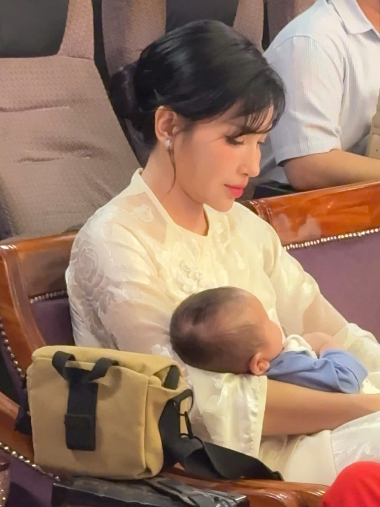 Khả Như - Huỳnh Phương bí mật có con, bồng bế công khai ở sự kiện?- Ảnh 2. Khả Như - Huỳnh Phương bí mật có con, bồng bế công khai ở sự kiện?- Ảnh 2.