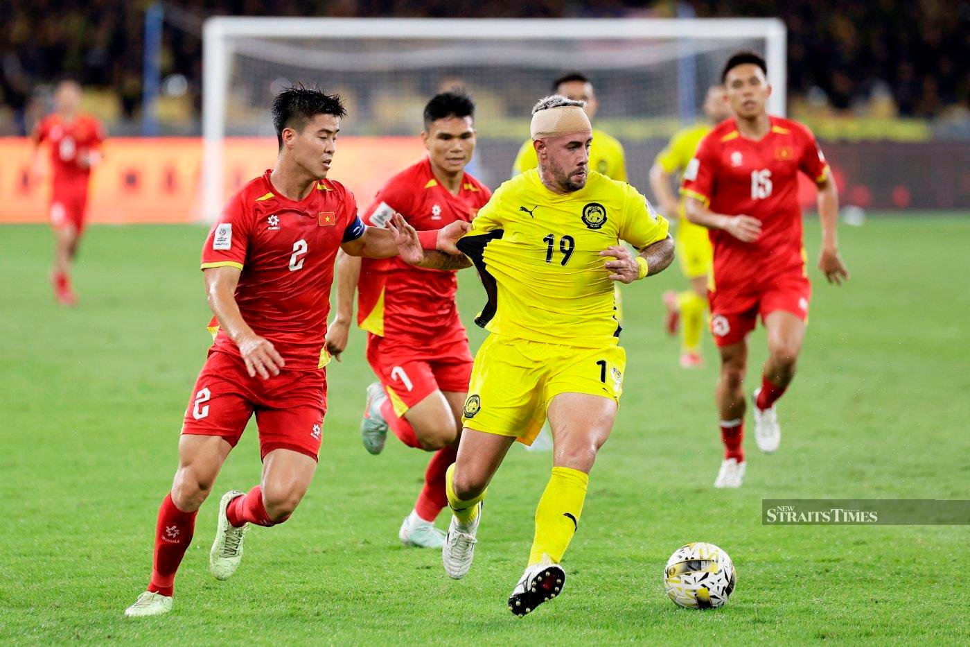 Bị FIFA trừng phạt, tuyển thủ nhập tịch Malaysia từng ghi bàn vào lưới Việt Nam phải xin nghỉ không lương- Ảnh 1.