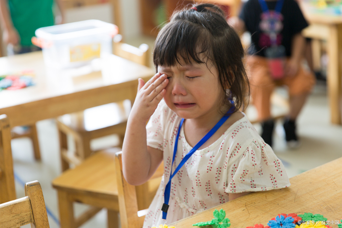 Bé gái 4 tuổi đi học về cứ nói 