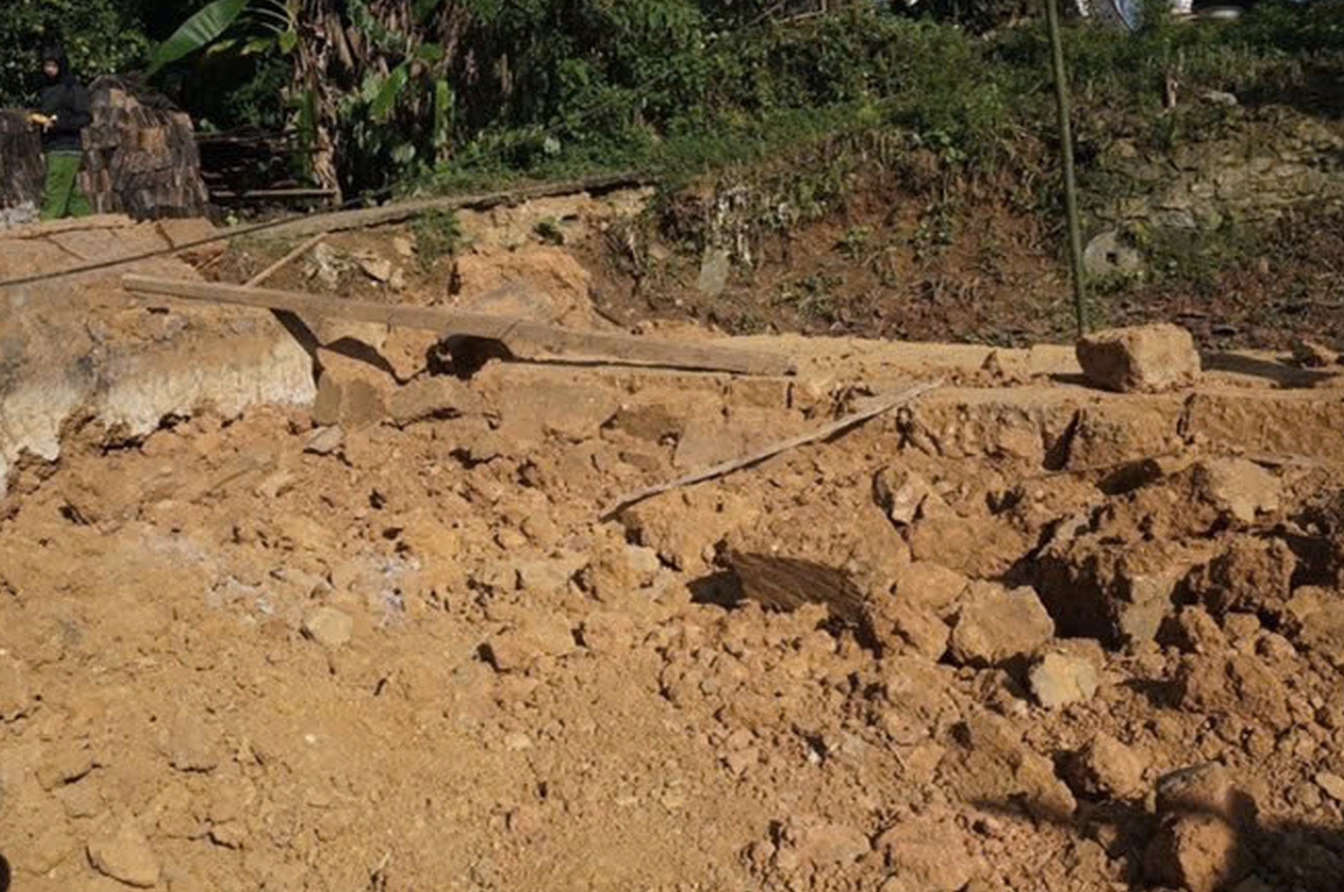 Sập tường khi tháo dỡ nhà làm 3 người thương vong- Ảnh 1. Sập tường khi tháo dỡ nhà làm 3 người thương vong- Ảnh 1.