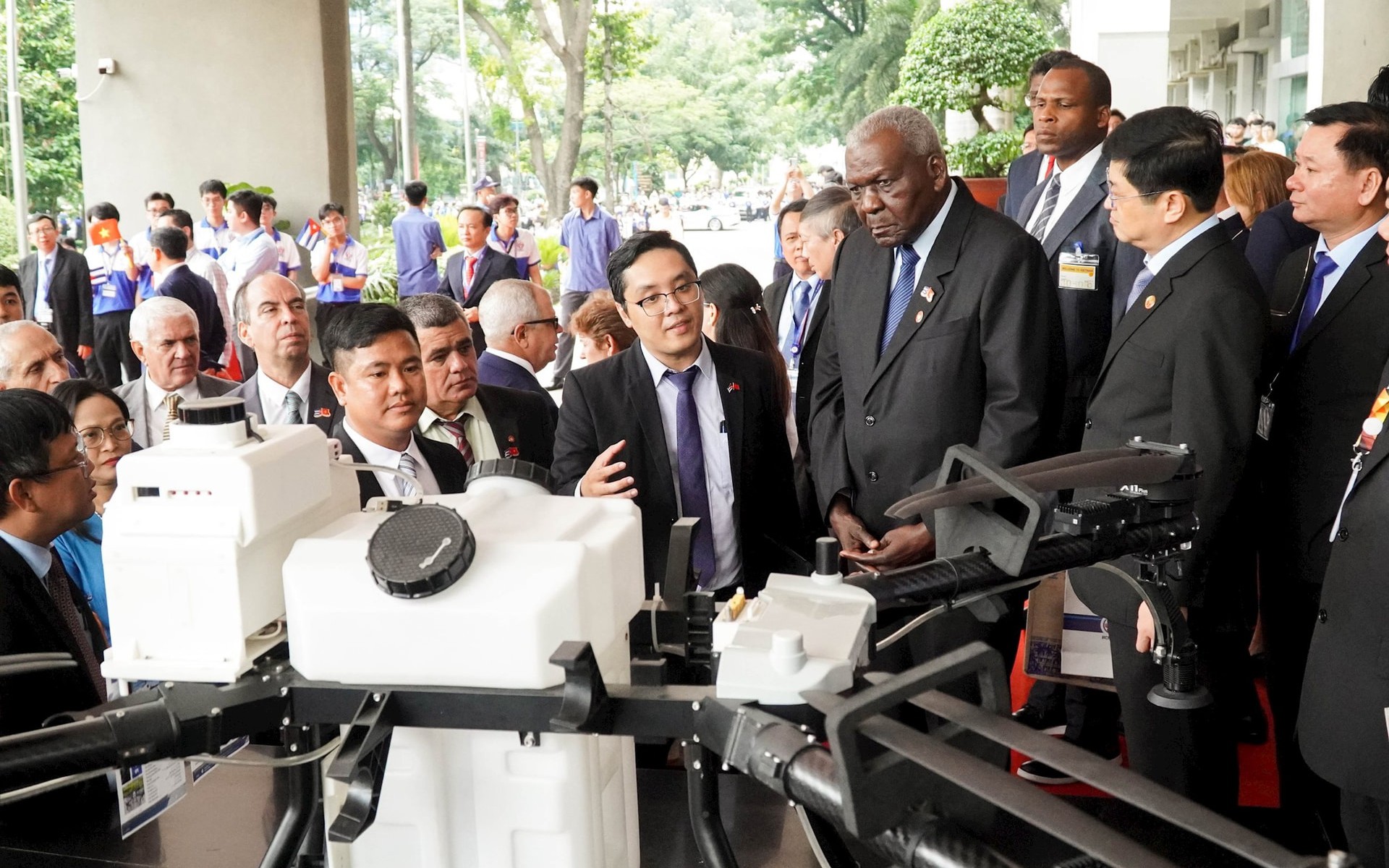 Tận mắt thấy UAV do người Việt chế tạo, lãnh đạo Cuba bày tỏ một mong muốn