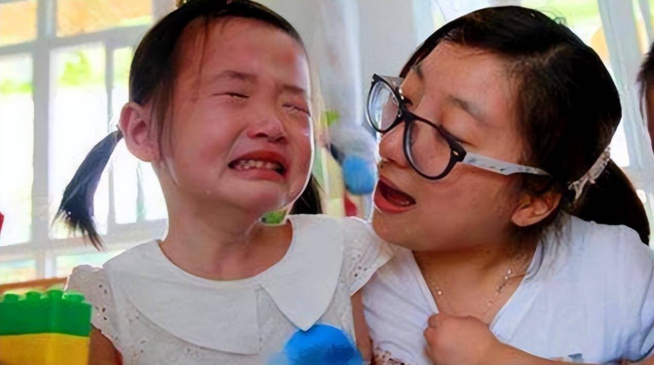 Bé gái 4 tuổi đi học về cứ nói 