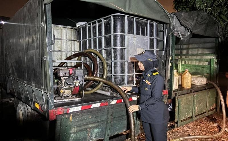 Đột kích một bến tàu lúc 3 giờ sáng, công an triệt phá đường dây buôn lậu dầu diesel trị giá hơn 10 tỷ đồng, tịch thu 47.000 lít nhiên liệu không giấy phép - Ảnh 1.