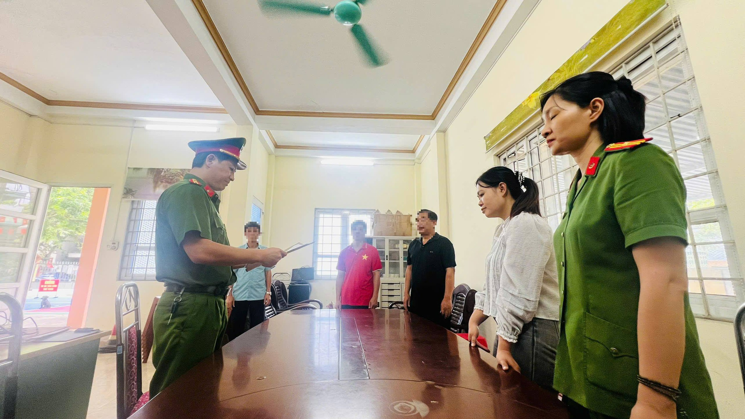 Thi hành lệnh khám xét nơi ở của nữ kế toán Phạm Thị Thủy- Ảnh 2.