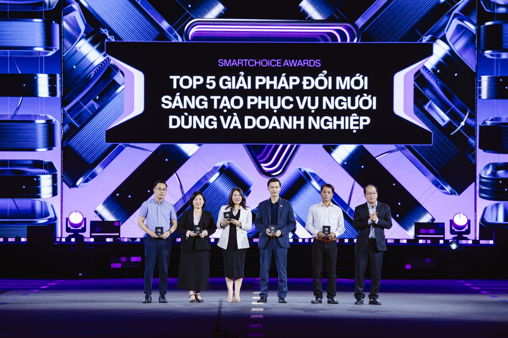 Lộ diện "ông vua" xe dịch vụ, xe điện "dẫn dắt thị trường"- Ảnh 1. Lộ diện "ông vua" xe dịch vụ, xe điện "dẫn dắt thị trường"- Ảnh 1.