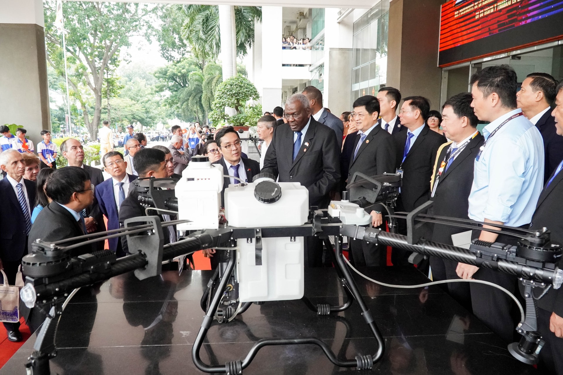 Tận mắt thấy UAV do người Việt chế tạo, lãnh đạo Cuba bày tỏ một mong muốn- Ảnh 1.