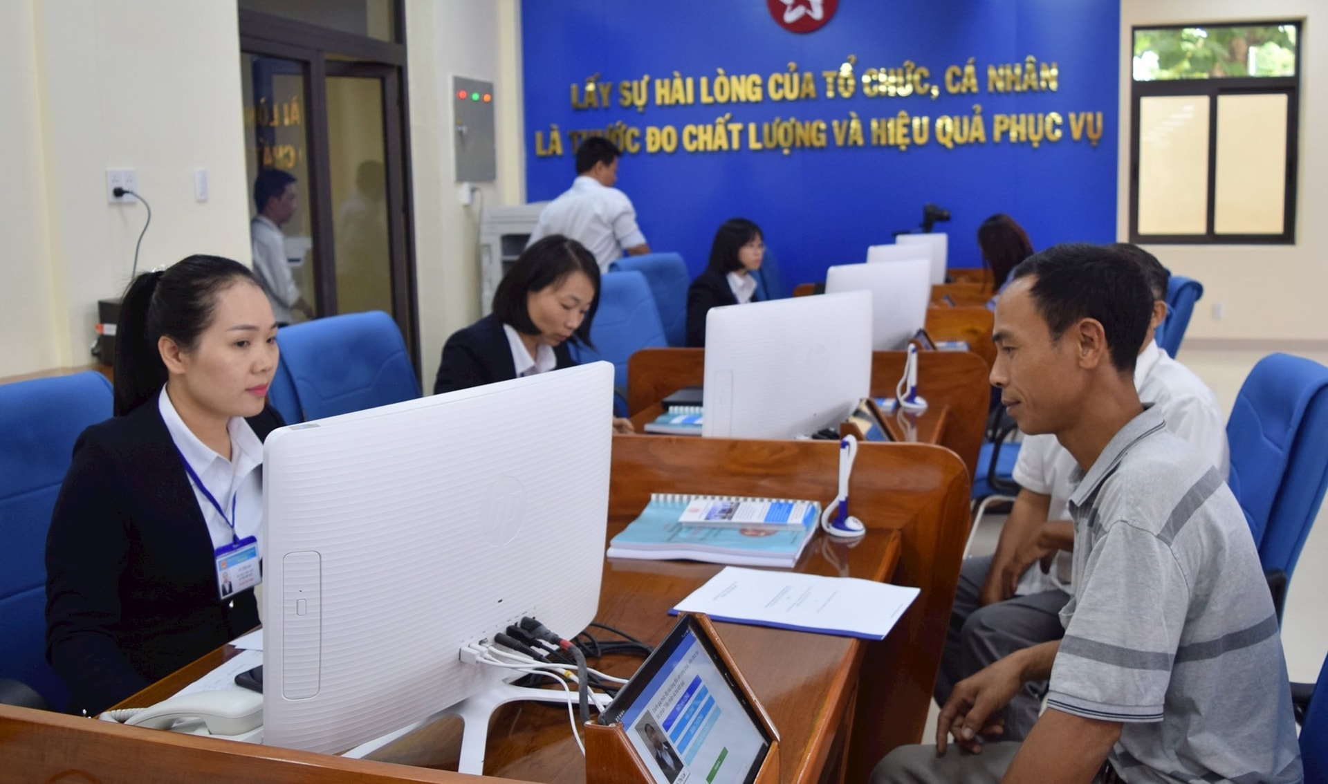 Từ nay, người dân Hà Nội được hưởng thêm tiện ích mới, người từ 75 tuổi trở lên được ưu tiên- Ảnh 1.