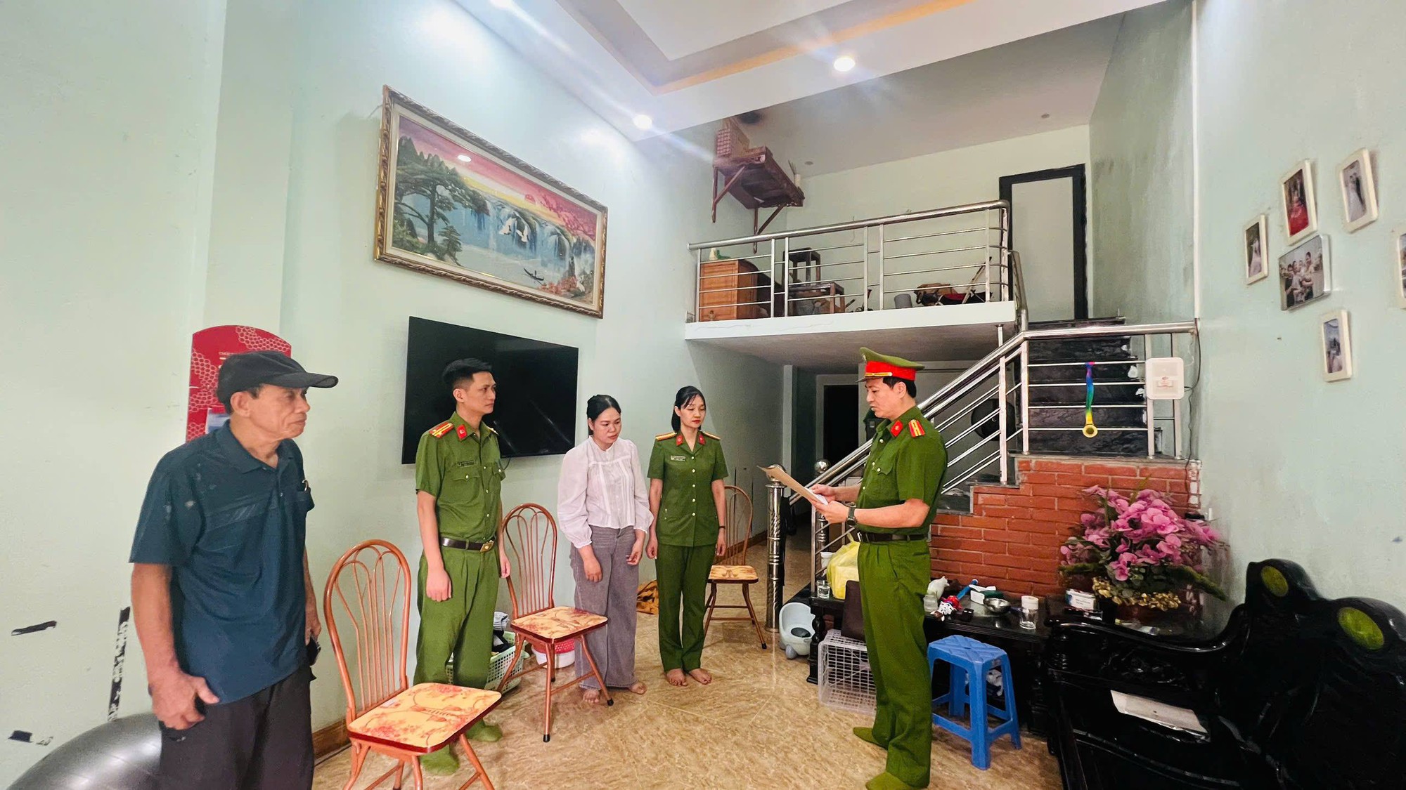 Khám xét nơi ở, khởi tố kế toán Phạm Thị Thủy - Ảnh 2. Khám xét nơi ở, khởi tố kế toán Phạm Thị Thủy - Ảnh 2.