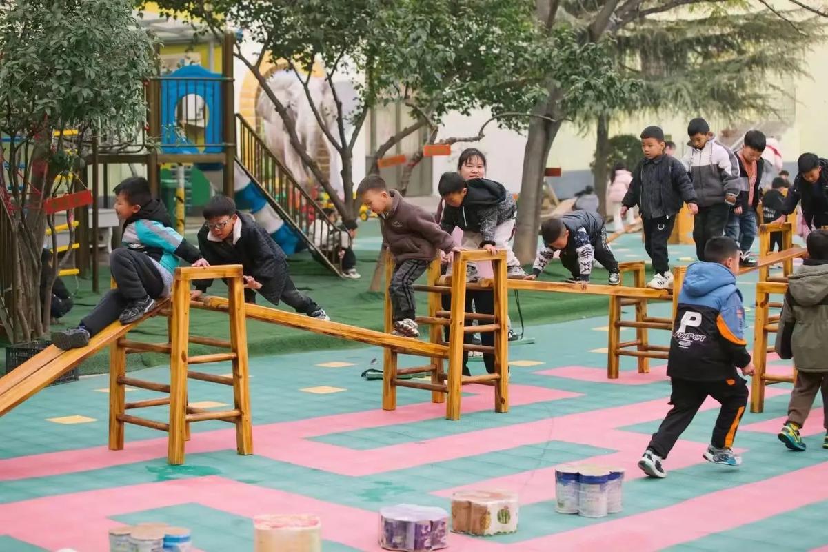 Bé gái 4 tuổi đi học về cứ nói 