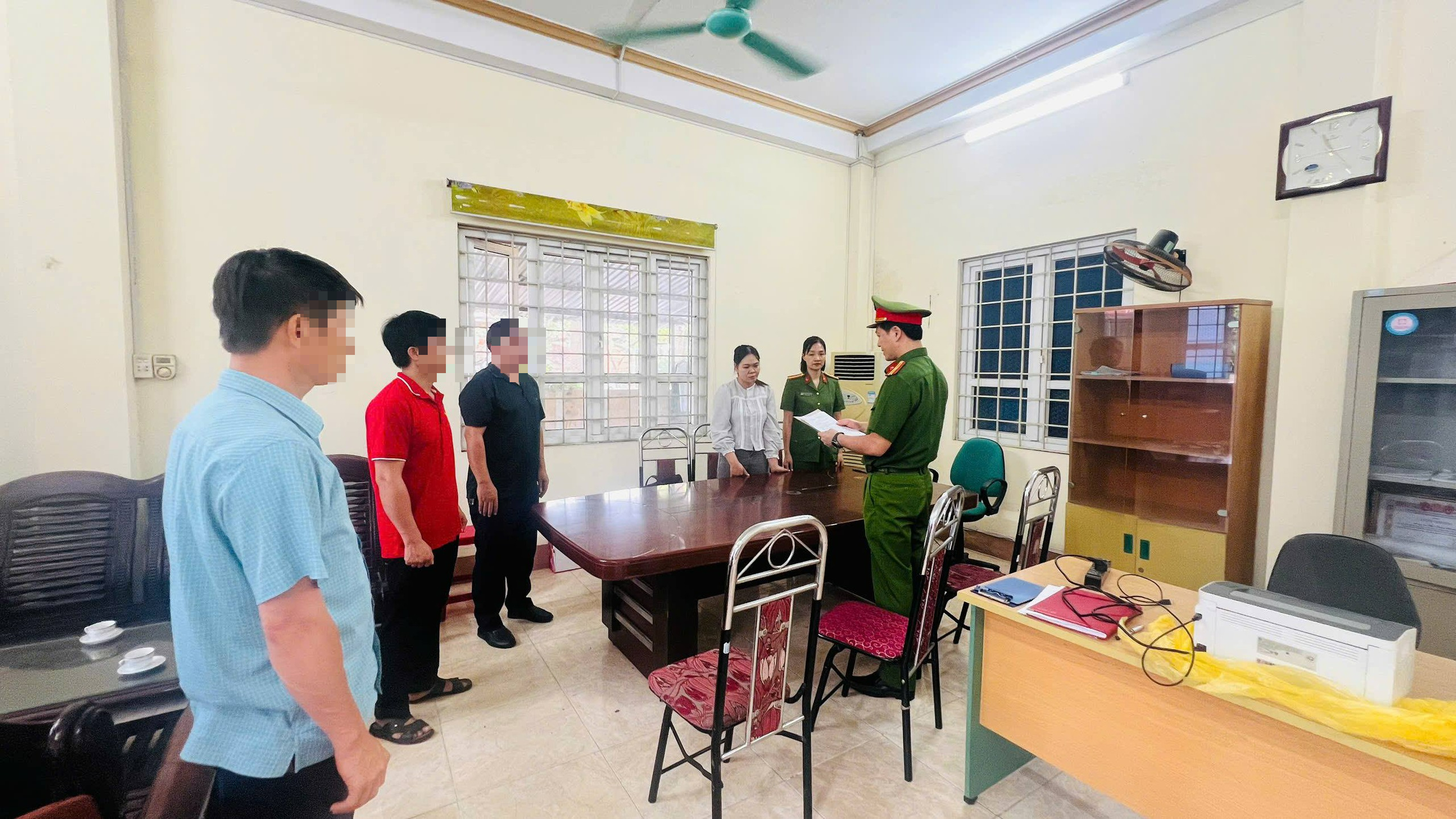 Thi hành lệnh khám xét nơi ở của nữ kế toán Phạm Thị Thủy- Ảnh 3.