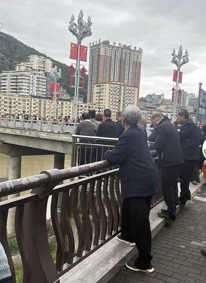 Trung Quốc: Chú rể nhảy cầu tự vẫn ngay trước giờ cử hành hôn lễ, nghi do cô dâu đòi thêm tiền sính lễ mới xuống xe hoa- Ảnh 2. Trung Quốc: Chú rể nhảy cầu tự vẫn ngay trước giờ cử hành hôn lễ, nghi do cô dâu đòi thêm tiền sính lễ mới xuống xe hoa- Ảnh 2.