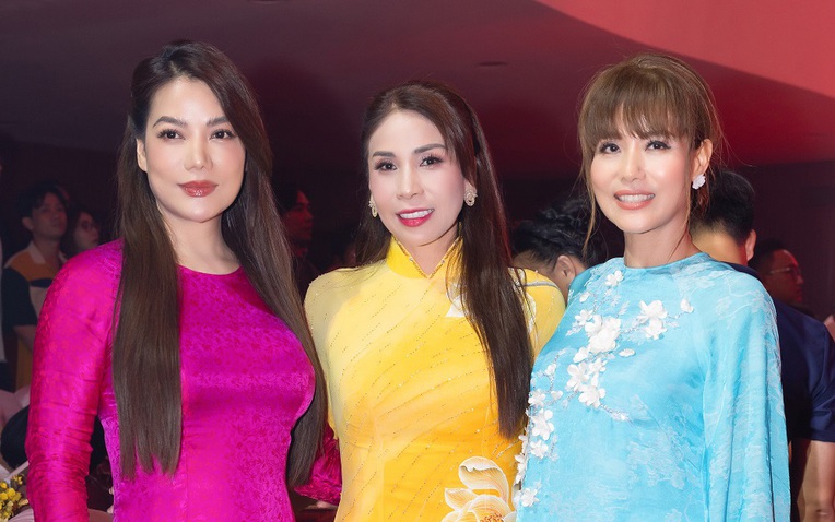 Lý Hương cùng hơn 200 nghệ sĩ diện áo dài dâng hương trong ngày giỗ Tổ ngành sân khấu- Ảnh 1. Lý Hương cùng hơn 200 nghệ sĩ diện áo dài dâng hương trong ngày giỗ Tổ ngành sân khấu- Ảnh 1.