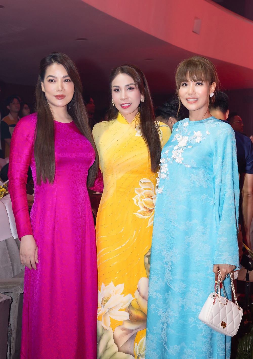 Lý Hương cùng hơn 200 nghệ sĩ diện áo dài dâng hương trong ngày giỗ Tổ ngành sân khấu- Ảnh 8. Lý Hương cùng hơn 200 nghệ sĩ diện áo dài dâng hương trong ngày giỗ Tổ ngành sân khấu- Ảnh 8.