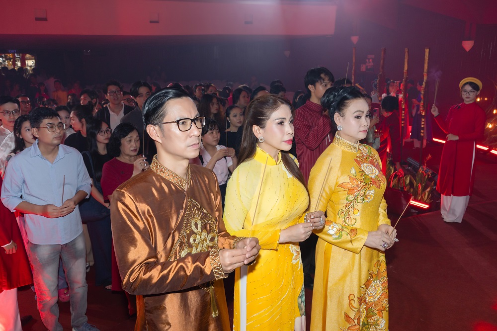 Lý Hương cùng hơn 200 nghệ sĩ diện áo dài dâng hương trong ngày giỗ Tổ ngành sân khấu- Ảnh 5. Lý Hương cùng hơn 200 nghệ sĩ diện áo dài dâng hương trong ngày giỗ Tổ ngành sân khấu- Ảnh 5.
