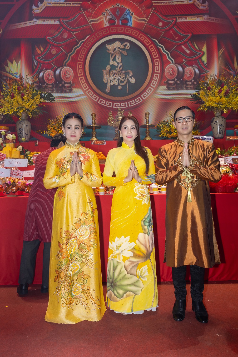 Lý Hương cùng hơn 200 nghệ sĩ diện áo dài dâng hương trong ngày giỗ Tổ ngành sân khấu- Ảnh 6. Lý Hương cùng hơn 200 nghệ sĩ diện áo dài dâng hương trong ngày giỗ Tổ ngành sân khấu- Ảnh 6.
