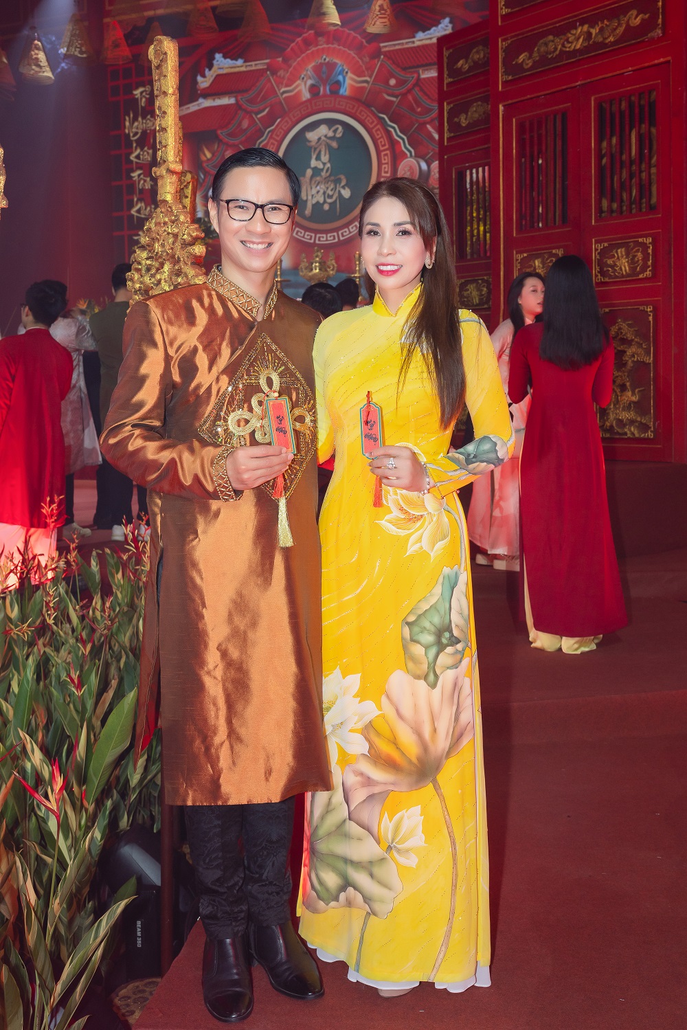 Lý Hương cùng hơn 200 nghệ sĩ diện áo dài dâng hương trong ngày giỗ Tổ ngành sân khấu- Ảnh 11. Lý Hương cùng hơn 200 nghệ sĩ diện áo dài dâng hương trong ngày giỗ Tổ ngành sân khấu- Ảnh 11.