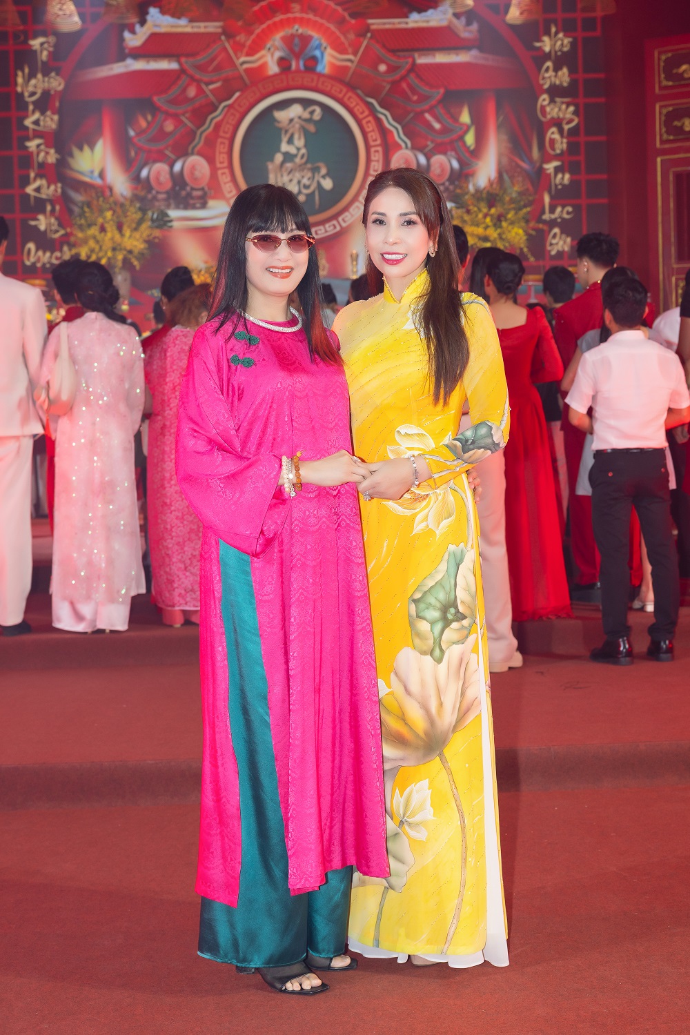 Lý Hương cùng hơn 200 nghệ sĩ diện áo dài dâng hương trong ngày giỗ Tổ ngành sân khấu- Ảnh 4. Lý Hương cùng hơn 200 nghệ sĩ diện áo dài dâng hương trong ngày giỗ Tổ ngành sân khấu- Ảnh 4.