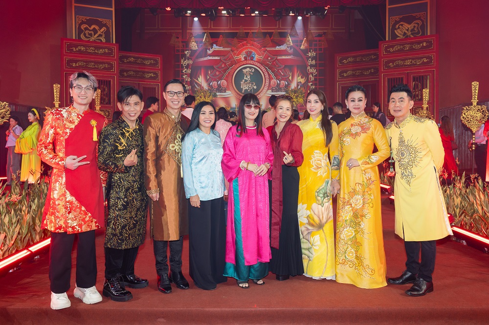 Lý Hương cùng hơn 200 nghệ sĩ diện áo dài dâng hương trong ngày giỗ Tổ ngành sân khấu- Ảnh 2. Lý Hương cùng hơn 200 nghệ sĩ diện áo dài dâng hương trong ngày giỗ Tổ ngành sân khấu- Ảnh 2.