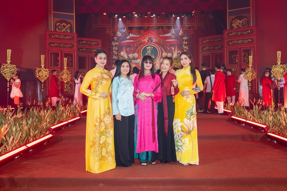 Lý Hương cùng hơn 200 nghệ sĩ diện áo dài dâng hương trong ngày giỗ Tổ ngành sân khấu- Ảnh 3. Lý Hương cùng hơn 200 nghệ sĩ diện áo dài dâng hương trong ngày giỗ Tổ ngành sân khấu- Ảnh 3.