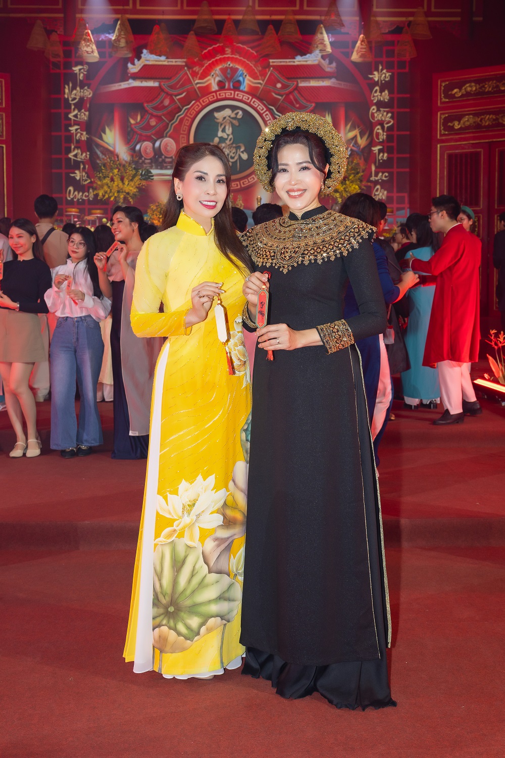 Lý Hương cùng hơn 200 nghệ sĩ diện áo dài dâng hương trong ngày giỗ Tổ ngành sân khấu- Ảnh 10. Lý Hương cùng hơn 200 nghệ sĩ diện áo dài dâng hương trong ngày giỗ Tổ ngành sân khấu- Ảnh 10.