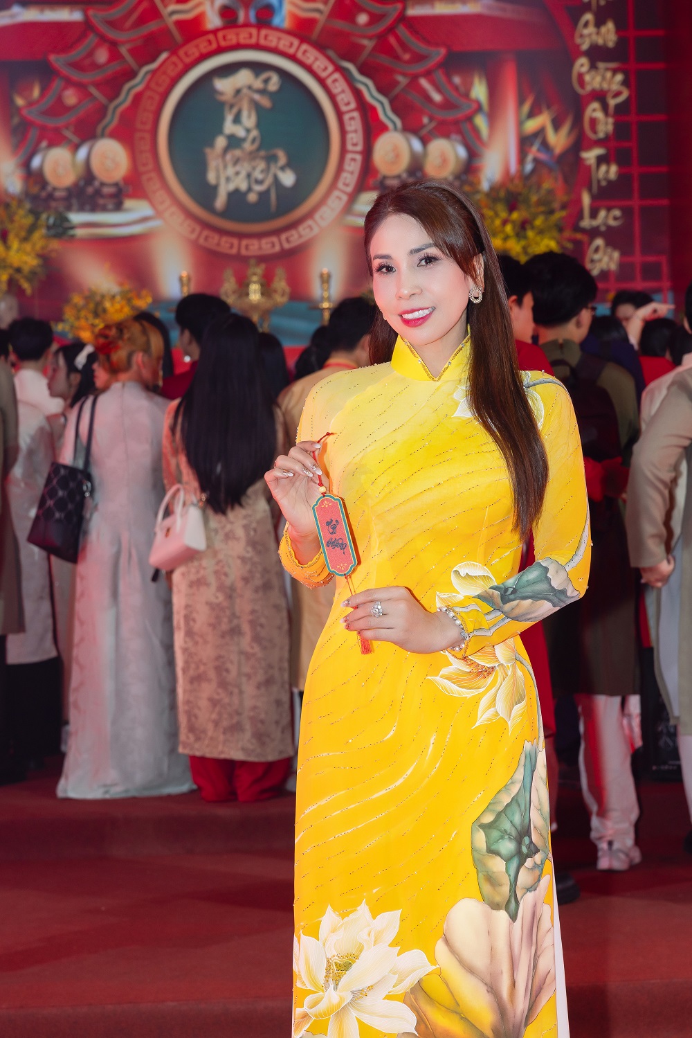 Lý Hương cùng hơn 200 nghệ sĩ diện áo dài dâng hương trong ngày giỗ Tổ ngành sân khấu- Ảnh 12. Lý Hương cùng hơn 200 nghệ sĩ diện áo dài dâng hương trong ngày giỗ Tổ ngành sân khấu- Ảnh 12.